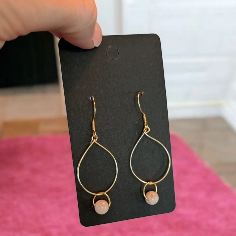 Elegant 18k plated Gold Teardrop Earrings semi-precious bead - Picture 2 of 2